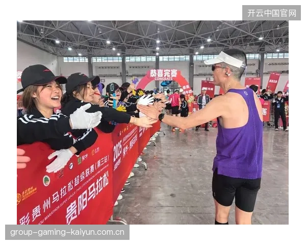 比赛结束时两车并排冲线
