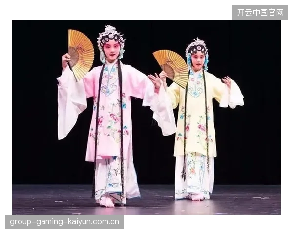 花样游泳表演与交响乐团合作成为剧场级演出